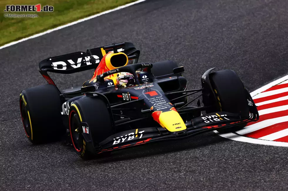 Foto zur News: ... steht Max Verstappen im Red Bull RB18 mit 1:29.304 Minuten. Er ist exakt 0,010 Sekunden schneller als Charles Leclerc im Ferrari F1-75. Mit Carlos Sainz fährt auch der zweite Ferrari unter die Top 3, noch vor Sergio Perez im zweiten Red Bull. &quot;Best of the rest&quot; wird ...