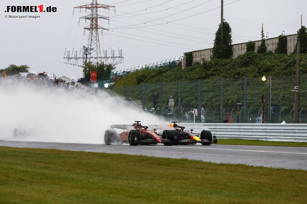 Foto zur News: ... gerät er nur beim Start, als Leclerc im Ferrari F1-75 etwas besser wegkommt und Verstappen ihn außenrum (!) in Kurve 1 überholen muss, um vorne zu bleiben. Das mutige Manöver gelingt. Und ab da gibt es kein halten mehr. Hinter Verstappen aber ...