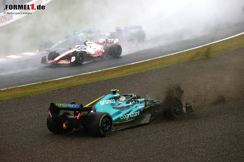 Foto zur News: ... läuft das Rennen von Sebastian Vettel im Aston Martin AMR22: In Kurve 1 berührt er Fernando Alonso im Alpine A522 und dreht sich in den Kies, fährt dann dem Feld hinterher. Nach dem Restart aber ...