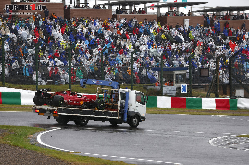 Foto zur News: ... Carlos Sainz im Ferrari nach seinem Abflug in der ersten Rennrunde. Dieser Zwischenfall löst eine Rotphase aus, in der es zu haarsträubenden Szenen kommt, weil ein Bergefahrzeug auf der Strecke fährt, obwohl noch Autos unterwegs sind. Vor allem ...