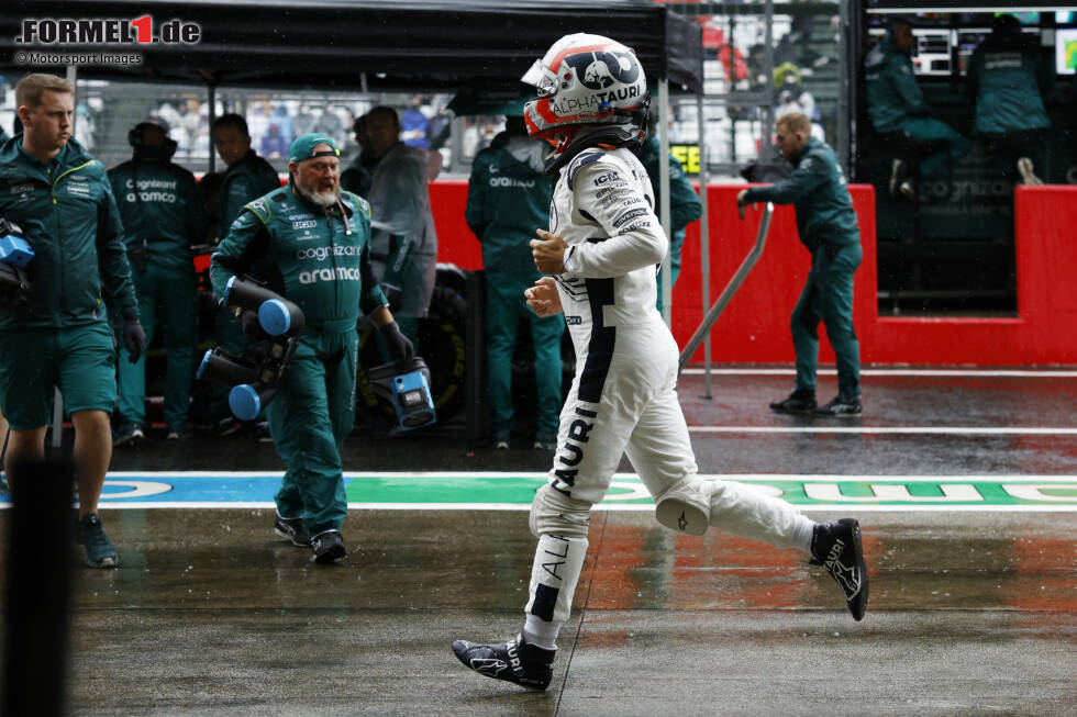 Foto zur News: ... Pierre Gasly im AlphaTauri ist schockiert darüber, den Traktor plötzlich vor sich zu haben und macht seinem Ärger deutlich Luft - zumal mit den Ereignissen um Jules Bianchi vor acht Jahren in Suzuka im Hinterkopf. Andere Fahrer stimmen zu. Tenor: Viel zu gefährlich, darf man so nicht machen!