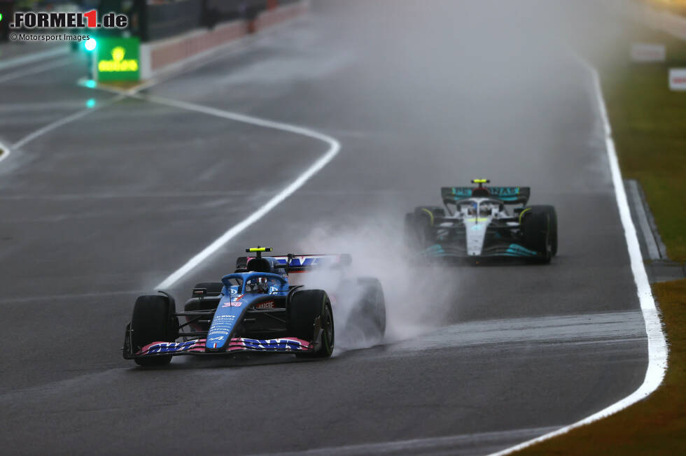 Foto zur News: ... Esteban Ocon im zweiten Alpine wehrt sich über Runden gegen Hamilton im Mercedes und fährt so auf den starken vierten Platz, seine Saisonbestleistung. Und auch ...