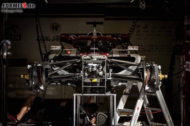 Eine großartige Aufnahme des Alfa Romeo C42 in der Garage, während das Team den Wagen für das erste Rennen der Saison vorbereitete.