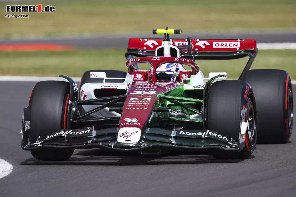 Foto zur News: Hier ist der C42 mit Flo-Viz-Lackierung versehen, um die Strömungsstrukturen um die Vorderradaufhängung, das Chassis und die Seitenkästen sichtbar zu machen. Zu sehen ist auch, dass das Team in Silverstone einen Einlass für die Fahrerkühlung in der Nasenspitze eingeführt hatte.