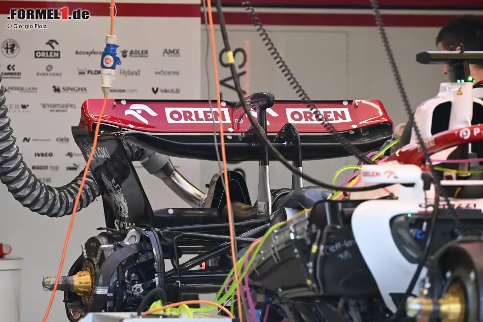 Foto zur News: Ein Blick auf den High-Downforce-Heckflügel, der in Spanien zum Einsatz kam, sowie ein guter Blick auf den hinteren Bremsschacht ohne montierte Bremstrommel. Man beachte die Verkleidung der Scheibe und die Rohrleitungen, die für die Zufuhr von Kühlluft und die Ableitung der vom Bremssattel erzeugten Wärme sorgen.