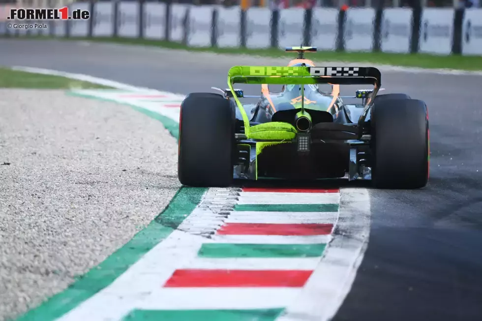 Foto zur News: Wie nicht anders zu erwarten, hatte McLaren für Monza einen Wagen mit geringem Abtrieb im Angebot. Hier sieht man ihn mit Flo-Viz-Farbe auf den oberen Elementen, dem Beam-Wing und dem Diffusor.