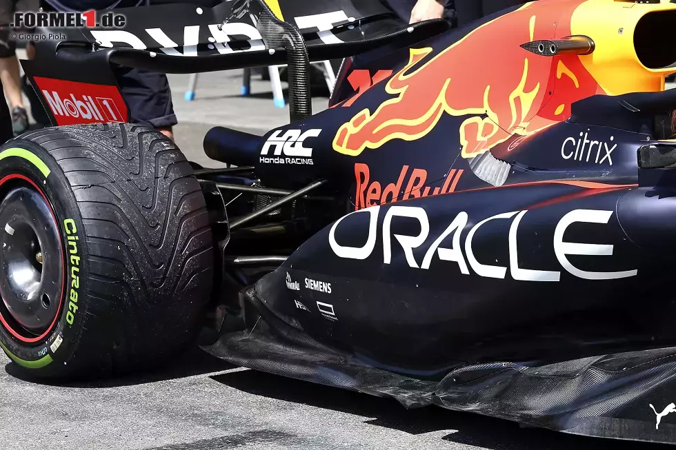 Foto zur News: Red Bull RB18: Seitenkasten mit Unterboden