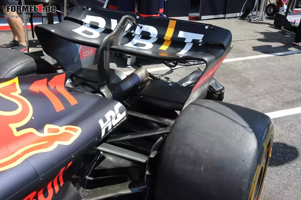 Foto zur News: Red Bull RB18: Hinterrad-Aufhängung und Heckflügel