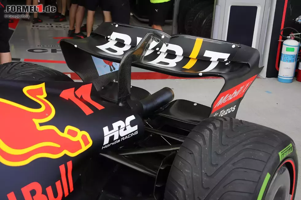 Foto zur News: Red Bull RB18: Heckflügel