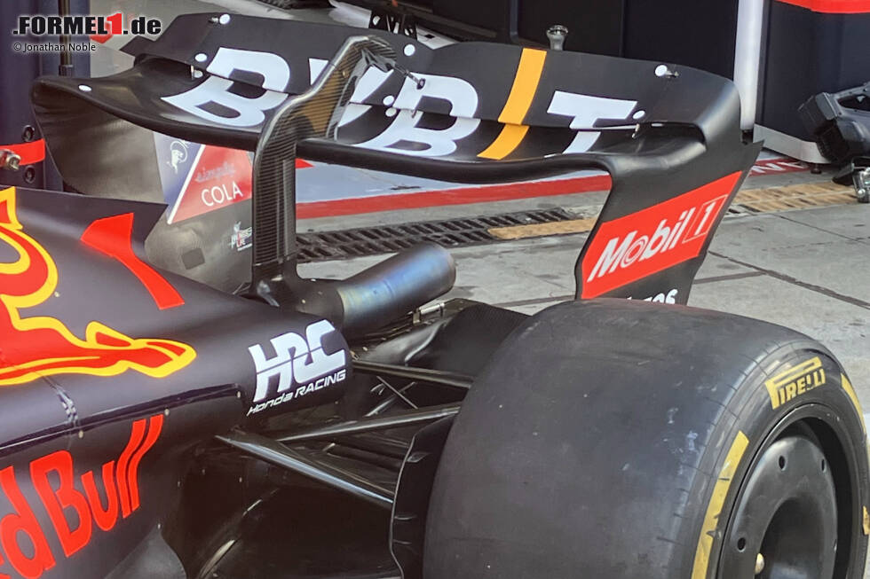 Foto zur News: Red Bull RB18: Heckflügel