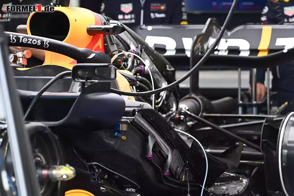 Foto zur News: Red Bull RB18: Antriebsinstallation