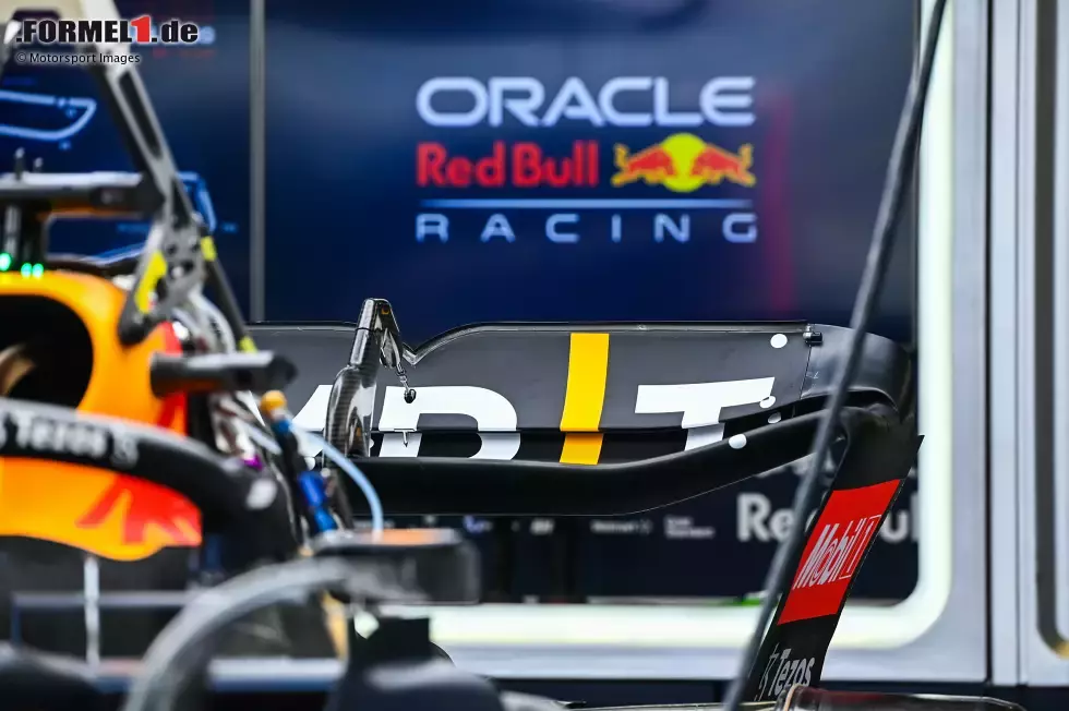 Foto zur News: Red Bull RB18: Heckflügel