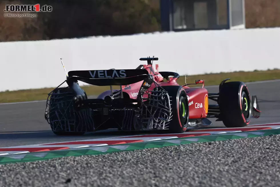 Foto zur News: Ferrari F1-75: Sensorengitter am Heckflügel