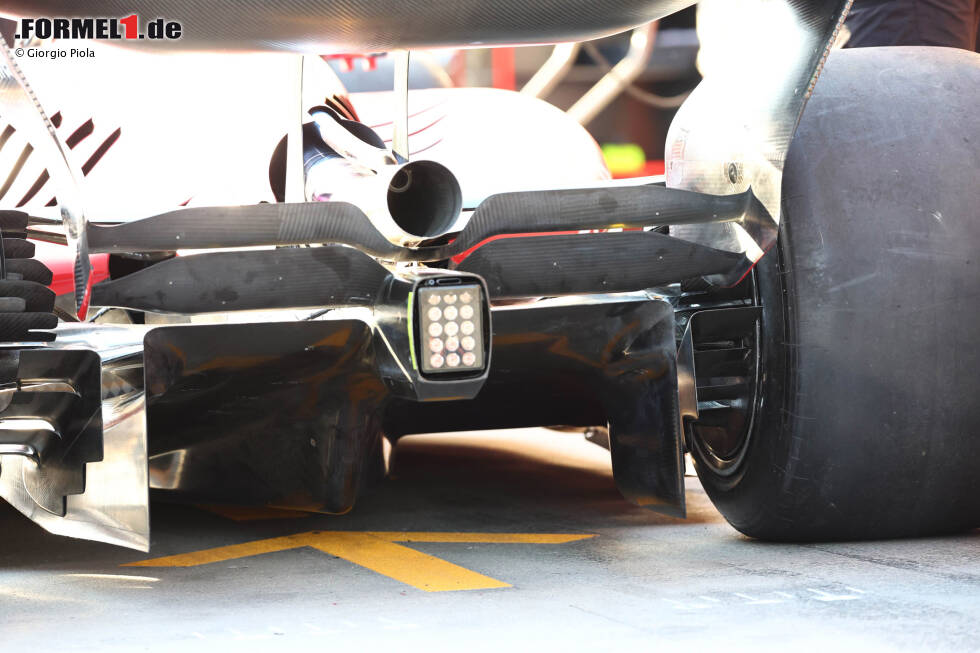 Foto zur News: Ferrari F1-75: Beam-Wing und Diffusor