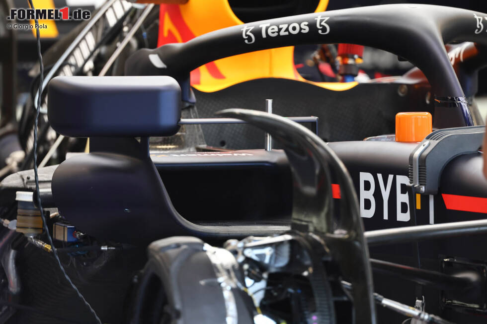 Foto zur News: Red Bull RB18: Rückspiegel-Halterung