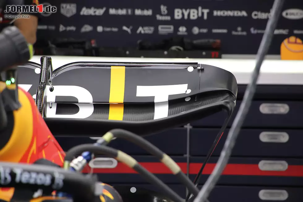 Foto zur News: Red Bull RB18: Heckflügel