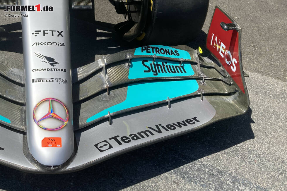 Foto zur News: Um das Auto von vorne nach hinten auszubalancieren, hatte Mercedes angesichts der Rückkehr zu einem Low-Downforce-Set-up für den Stadtkurs von Baku die Hinterkante des oberen Flaps des Frontflügels beschnitten.