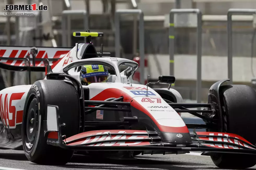 Foto zur News: Mick Schumacher greift im Haas VF-22 erst mit Verzögerung ins Geschehen ein: Ein Ölleck hält das Fahrzeug länger als geplant in der Box. Erst danach kann Schumacher das Tagesprogramm beginnen.