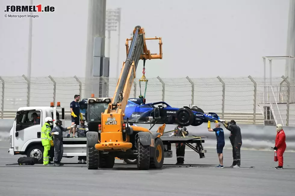 Foto zur News: ... das Auto schließlich abtransportiert. Die erste Rotphase des Tages aber dauert eine halbe Stunde und kostet alle Beteiligten viel Streckenzeit. Die Ursache ...