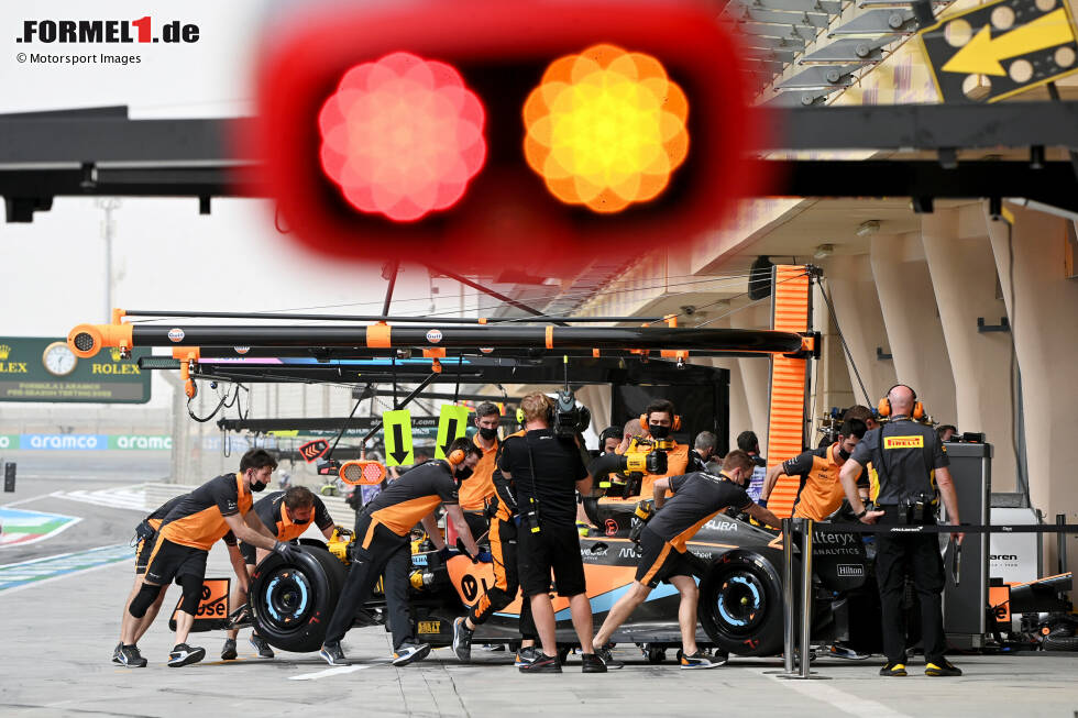 Foto zur News: McLaren-Fahrer Lando Norris springt erneut ein für Daniel Ricciardo, der sich immer noch unwohl fühlt. Und wieder hat McLaren Bremsprobleme mit dem MCL36, Norris steht häufig an der Box.