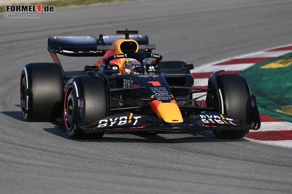 Foto zur News: Erstmals ist der echte Red Bull RB18 zu sehen. Bei der offiziellen Vorstellung des Fahrzeugs hatte das Team nur das neue Farbdesign enthüllt, nicht aber das Auto an sich. Der echte RB18 weicht deutlich vom vorab präsentierten Showcar ab.