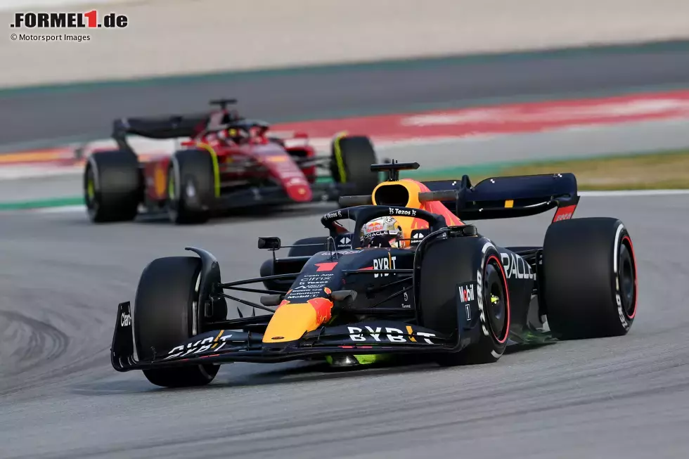 Foto zur News: Carlos Sainz setzt sich am Nachmittag im Ferrari für einige Runden hinter Max Verstappen im Red Bull, bleibt einige Zeit im DRS-Fenster. Unmöglich scheint das Hinterherfahren also nicht zu sein, aber ob besser als 2021, dazu gibt es noch keine definitive Aussage.