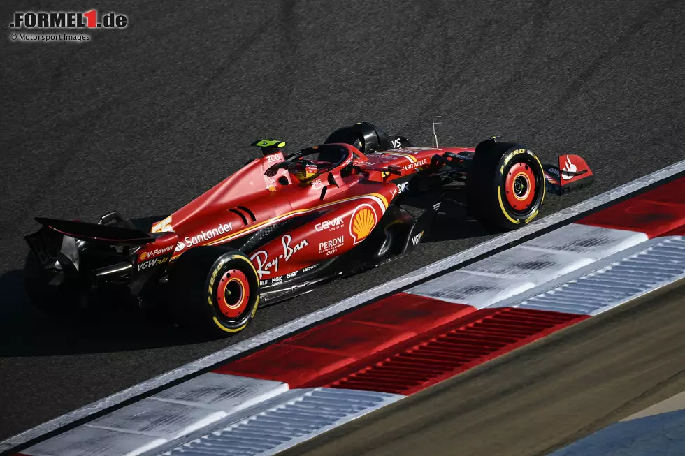 Foto zur News: Testsieger 2024: Carlos Sainz (Ferrari) - Der SF-24 startete mit einer guten Leistung aus den Wintertests in die Saison, und gleich mit einer Doppelführung mit Sainz vor Charles Leclerc im Gesamtergebnis der Testwoche. Mercedes-Fahrer George Russell hatte als Dritter schon über viereinhalb Zehntel Rückstand auf die Spitze.