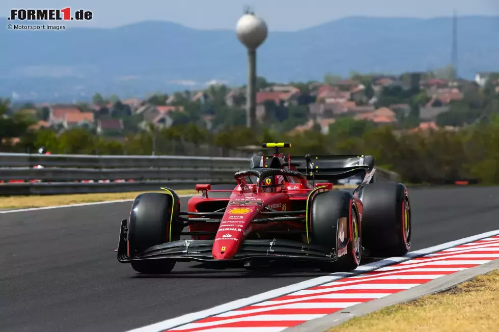 Foto zur News: ... Carlos Sainz im Ferrari F1-75 im ersten Freien Training. 1:18.750 Minuten bedeuten für ihn Platz eins auf Soft. Er landet ein gutes Zehntel vor Max Verstappen im Red Bull RB18, dann folgt Charles Leclerc im zweiten Ferrari. Leclerc ist es schließlich ...