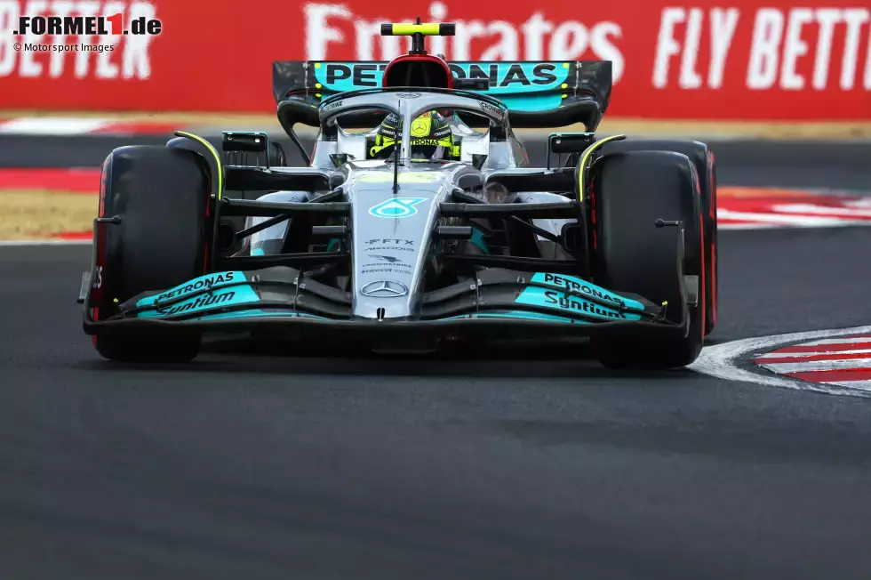 Foto zur News: ... Lewis Hamilton wirkt unzufrieden mit dem Mercedes W13, bricht mehrere Runden ab. Sein Teamkollege George Russell meckert ebenfalls. Rückstand auf die Spitze: mehr als neun Zehntel. Besser läuft es für ...