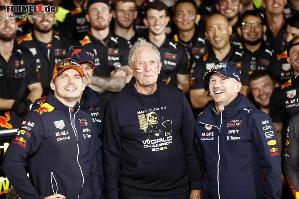 Foto zur News: ... steht dabei in der Bildmitte, zusammen mit den &quot;Masterminds&quot; von Red Bull: Adrian Newey (links, leicht verdeckt), Helmut Marko, Christian Horner. Erst dann ...