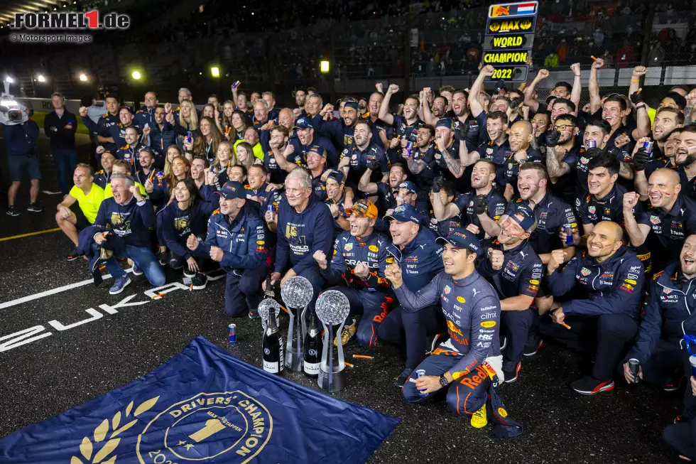 Foto zur News: ... traditionellen Siegerbild seines Teams, schließlich hat Red Bull in Suzuka einen Doppelsieg erzielt und obendrein die Fahrer-WM gewonnen. Verstappen ...