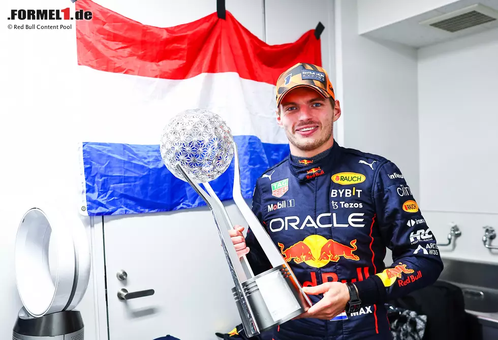 Foto zur News: ... hat Verstappen mal eine ruhige Minute in seiner Fahrerkabine an der Strecke, um seinen Erfolg auszukosten. Eine große Party bleibt aus: Verstappen und Red Bull fliegen direkt zurück nach Europa, der Titelgewinn in Japan war &quot;nicht geplant&quot;!