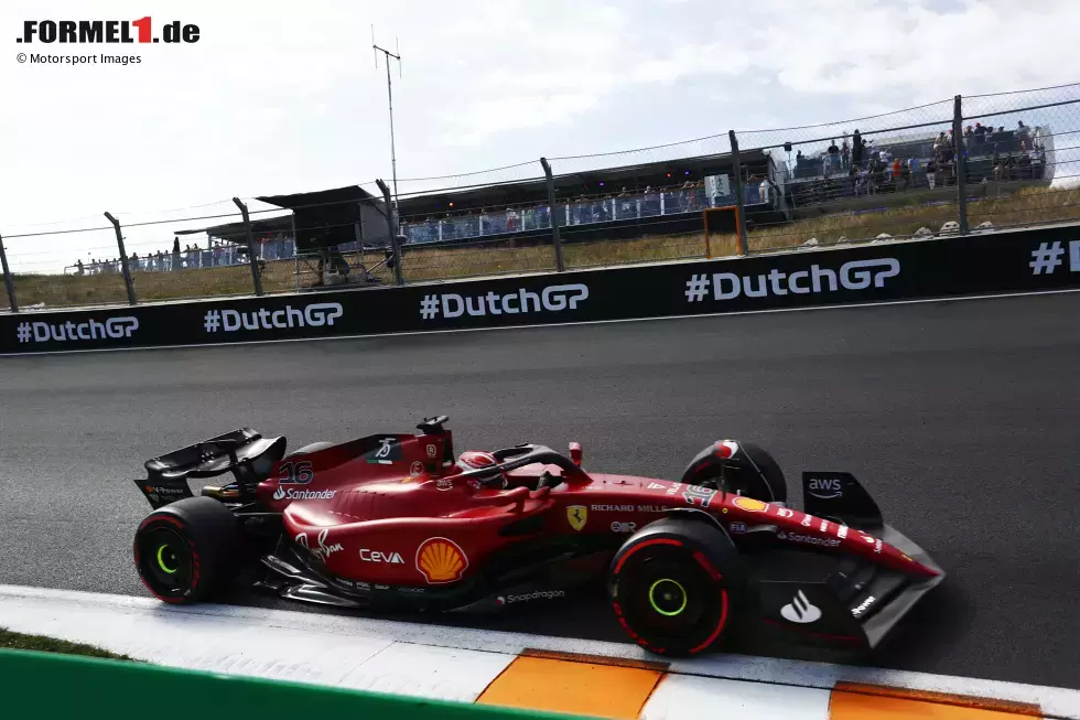 Foto zur News: ... Charles Leclerc im Ferrari F1-75, mit 1:12.345 Minuten auf Soft-Reifen. Er liegt damit nur 0,004 Sekunden vor Carlos Sainz im zweiten Ferrari und 0,072 Sekunden vor Lewis Hamilton im Mercedes W13. Hamilton übrigens ...