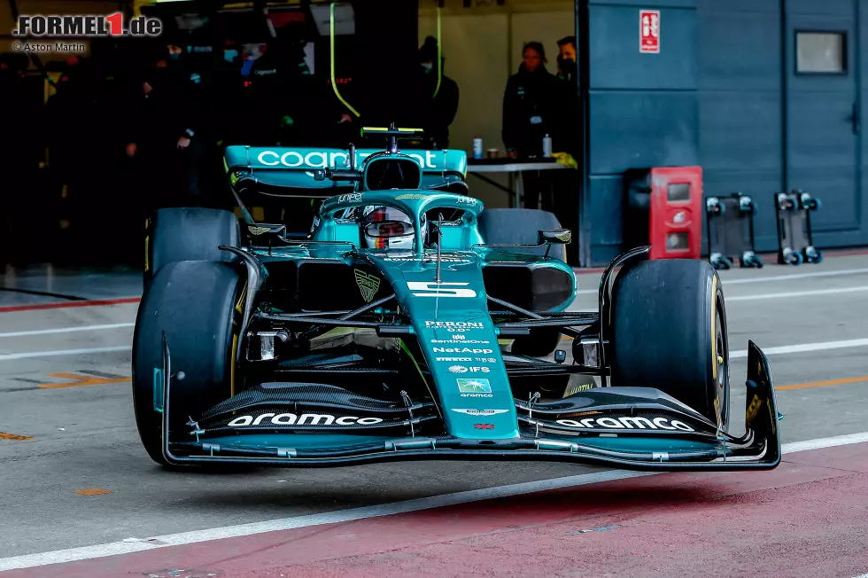 Foto zur News: ... die Boxengasse für erste Proberunden in Silverstone verlassen. Doch auch im Fall Sebastian Vettel ...