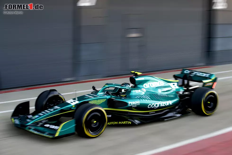 Foto zur News: Wie viele Runden Lance Stroll mit dem neuen Aston Martin dreht, das ist nicht bekannt. Auch über Rundenzeiten aus Silverstone erfährt man nichts, ebensowenig ...