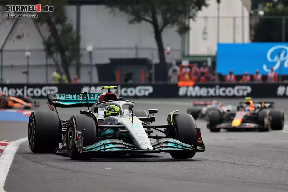 Foto zur News: Lewis Hamilton (2): Einen Abzug gibt es für das Qualifying, weil er seine erste Q3-Runde nicht hinbrachte und die Tracklimits überfuhr. Brachte sich so womöglich um ein besseres Ergebnis. Im Rennen dann mit der schlechteren Strategie und deswegen chancenlos gegen Verstappen. Trotzdem eine gute Leistung wieder einmal.