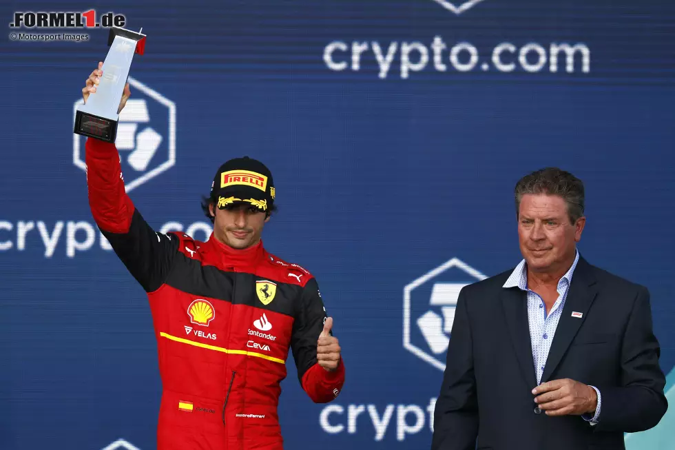 Foto zur News: Carlos Sainz (3): Nach zwei Ausfällen wieder auf dem Podium - aber erneut mit einem Crash im Training. Der hat ihn am Sonntag körperlich etwas beeinflusst. Hatte Glück, dass Perez technische Probleme hatte, sonst wäre es mit dem Podium schwierig geworden. Immerhin ein Schritt in die richtige Richtung. Für eine 2 aber noch etwas zu wenig.