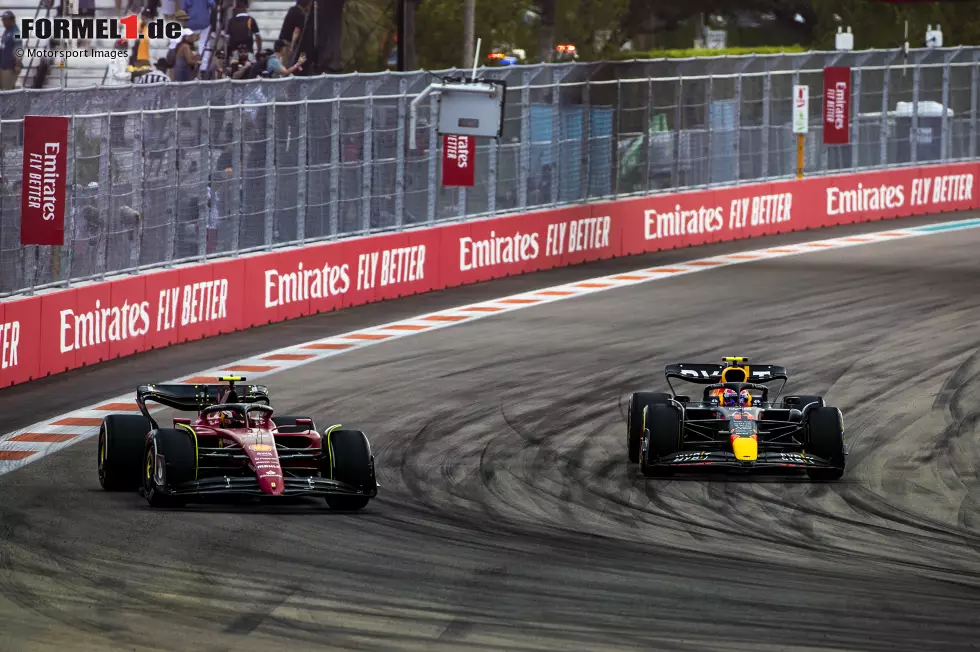 Foto zur News: Sergio Perez (2): Im Qualifying erneut nur minimal langsamer als Verstappen, im Rennen kämpfte er dann mit stumpfen Waffen. Für seine Motorenprobleme konnte er nichts. Sonst hätte er gute Chancen gehabt, mindestens aufs Podium zu fahren. Es bleibt dabei: Erledigt seinen Job deutlich besser und konstanter als 2021.