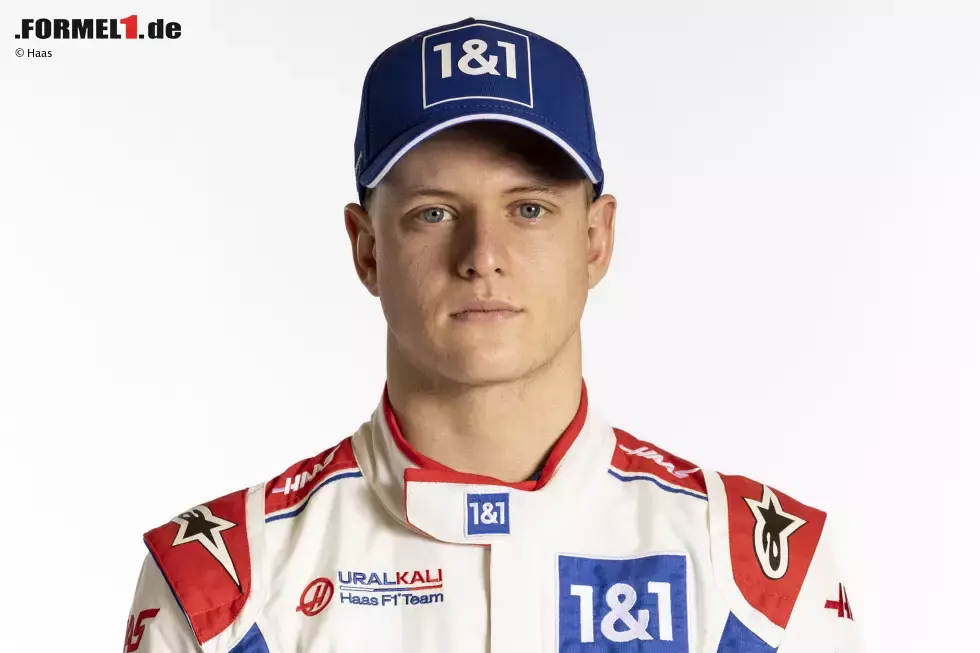 Foto zur News: ... geht Mick Schumacher trotzdem wieder an den Start: Sein neuer Overall bei Haas ist wieder fast komplett in Weiß gehalten, dazu kommen die Teamfarben Rot und Blau, was ...