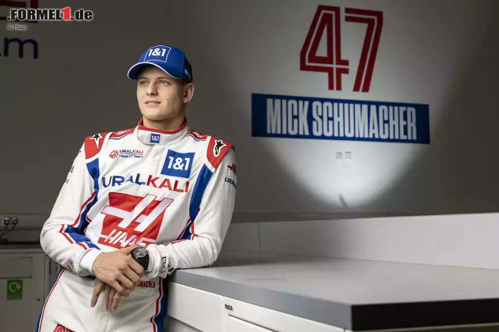 Foto zur News: ... Mick Schumacher in einem ähnlichen Outfit auflaufen sieht wie schon in seiner Formel-1-Debütsaison 2021. Dazu passt natürlich ...