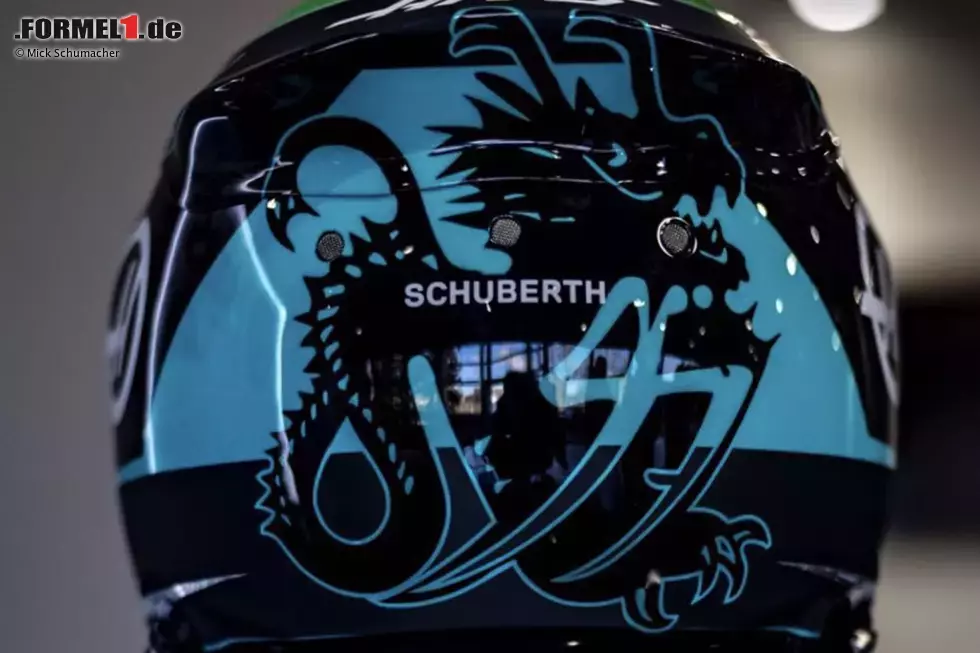 Foto zur News: ... einen ganz neuen Look gekriegt hat. 2021 fand sich an dieser Stelle noch sattes Gelb, jetzt ist es Türkis. Geblieben ist der Drache, den auch Mick Schumachers Vater Michael Schumacher schon auf seinen Formel-1-Helmen verwendet hatte. Und wie der Papa ...