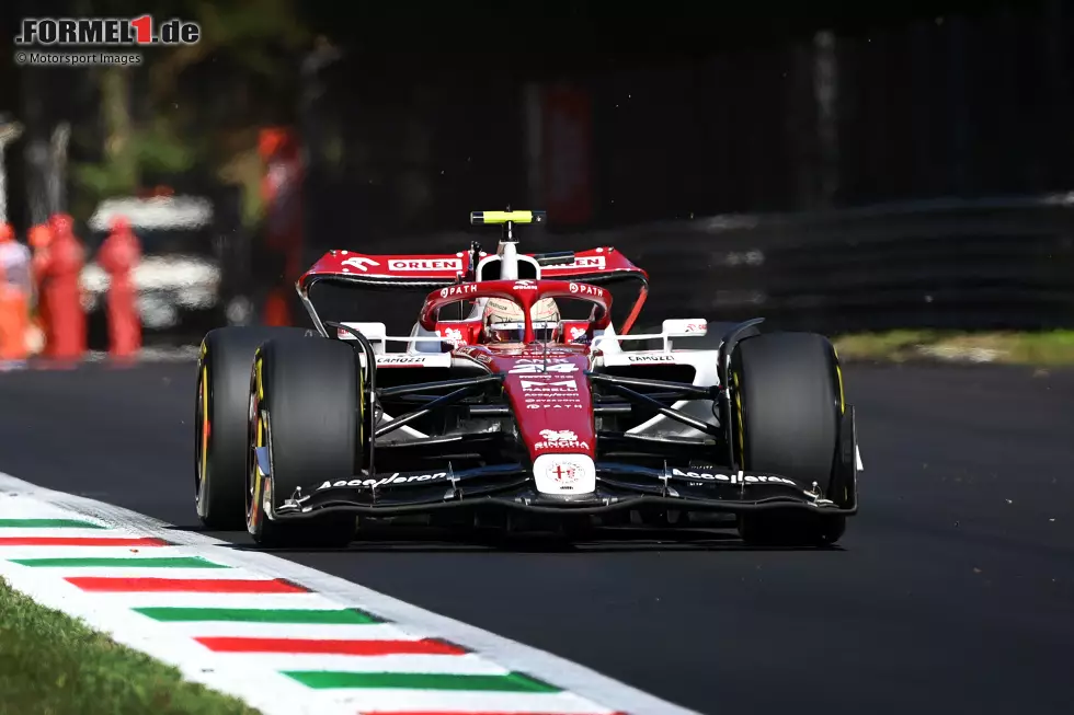 Foto zur News: Guanyu Zhou (3): Hat nach sechs punktlosen Rennen den ersten Zähler für Alfa Romeo geholt. Profitierte jedoch enorm von den Gridstrafen, die ihn in der Startaufstellung in die Top 10 spülten. Im Rennen brauchte es dann den späten Ricciardo-Ausfall. Sonst wäre er wohl Elfter geworden. Eine solide Leistung, aber es war auch Glück dabei.