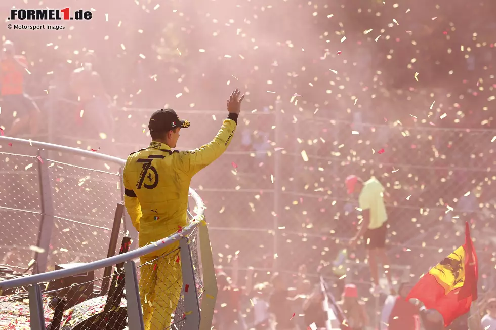 Foto zur News: Charles Leclerc (2): Pole geholt, Start gewonnen, keine Fehler gemacht - und am Ende trotzdem nur Zweiter, weil Verstappen wieder einmal zu schnell war. Eine saubere Leistung, aber der Sieg war laut Ferrari &quot;unmöglich&quot;. Uns fehlte für eine 1 das &quot;gewisse Extra&quot;, das wir so häufig fordern.