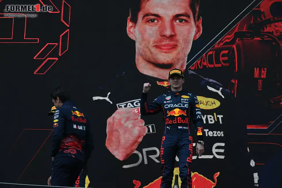 Foto zur News: Max Verstappen (1): Der erste Fahrer in der Geschichte der Formel 1, der einen &quot;Grand Slam&quot; plus Sprintsieg geholt hat. Abziehen könnte man lediglich den schlechten Start im Sprint. Davon abgesehen ein perfektes Wochenende bei schwierigen Bedingungen. Chapeau!