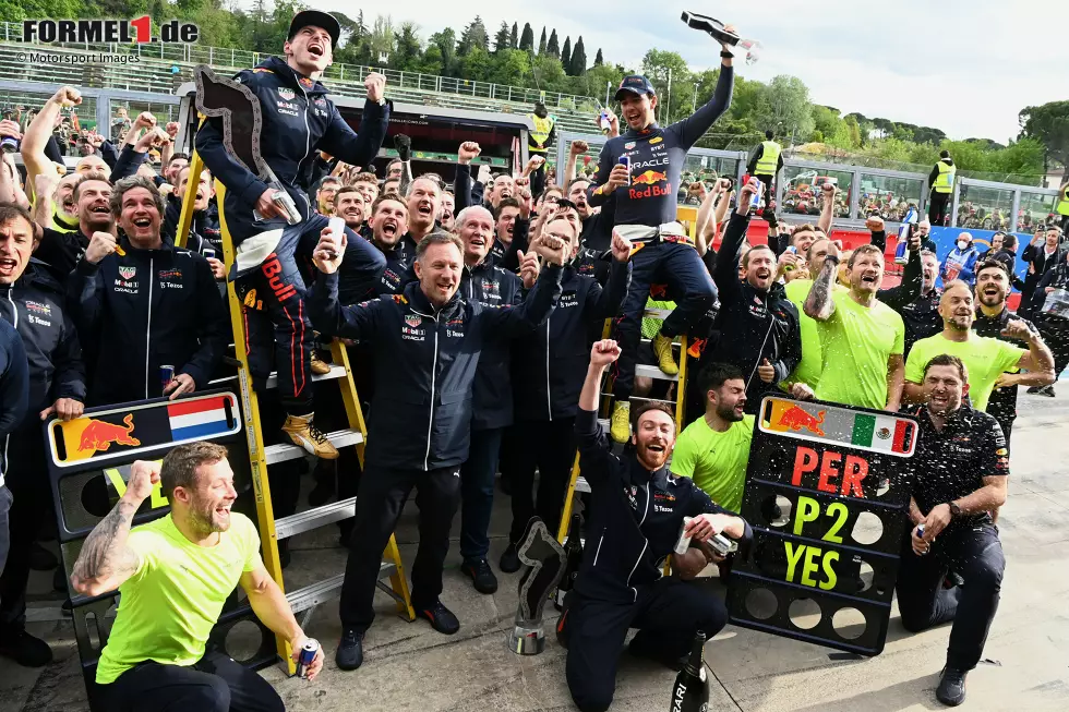 Foto zur News: Sergio Perez (2): Hier herrscht Einigkeit in der Redaktion. Für eine 1 zu wenig, aber die 2 hat er sich unter anderem mit seiner Aufholjagd im Sprint und seiner Performance im Rennen verdient. Letztendlich war er derjenige, der Leclerc in den Fehler trieb. Zudem Red Bulls ersten Doppelsieg seit 2016 eingetüet. Job erledigt!