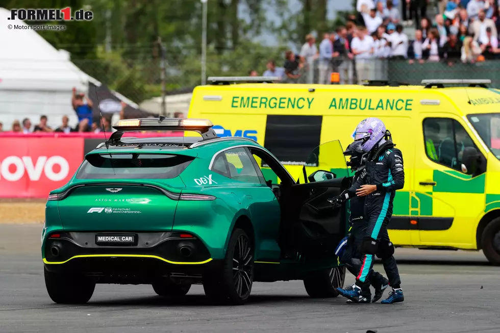 Foto zur News: Alexander Albon (4): Trägt keine Schuld am Startunfall, aber nach dem verkorksten Qualifying ist auch bei ihm keine bessere Note möglich, weil er effektiv kein Rennen hatte. Besonders bitter: Während für ihn am Samstag bereits in Q1 Schluss war, schaffte es der Teamkollege ohne die Updates am Auto in Q3 ...