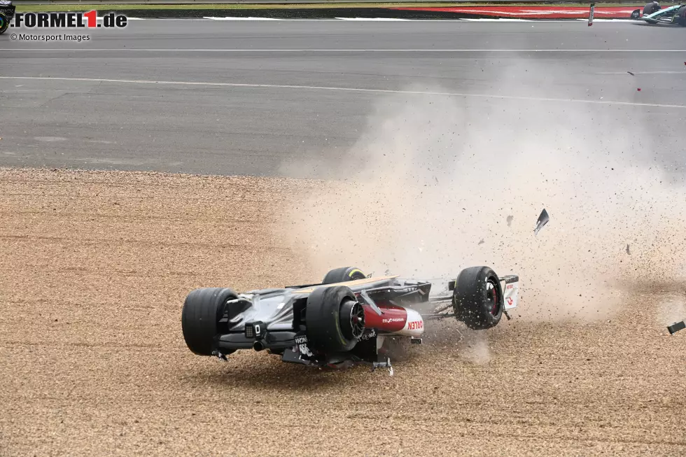 Foto zur News: Guanyu Zhou (2): Weil er effektiv kein Rennen hatte, können wir letztendlich nur das Qualifying bewerten. Und das war - gerade für einen Rookie im Nassen - stark! Am Startunfall trägt er keine Schuld und ohne den wäre er ein klarer Punktekandidat gewesen. Das Wichtigste ist aber sowieso, dass er unverletzt blieb.