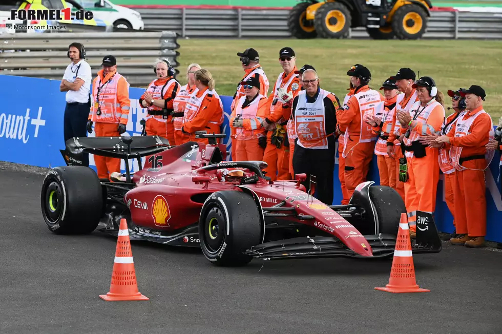 Foto zur News: Charles Leclerc (2): Mit dem Manöver gegen Hamilton außen in Copse die wohl beste Aktion des Rennens gezeigt. Am Ende aber brotlose Kunst, weil Ferrari ihn unter dem Safety-Car nicht an die Box geholt hatte. Dafür konnte er nichts - für seinen Fehler im Qualifying schon. Da hätte er sich sein ganzes Rennen viel leichter machen können.