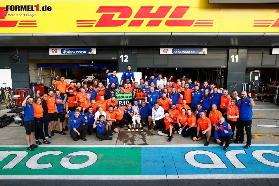 Foto zur News: Mick Schumacher (2): Der Bann ist endlich gebrochen! Für P19 im Qualifying konnte er nichts, da hatte das Team geschlampt. Am Sonntag dann eine fehlerfreie Leistung und verdientermaßen die ersten Punkte geholt. Darüber, dass er die ohne die zahlreichen Ausfälle wohl nicht geholt hätte, sehen wir da mal hinweg ...