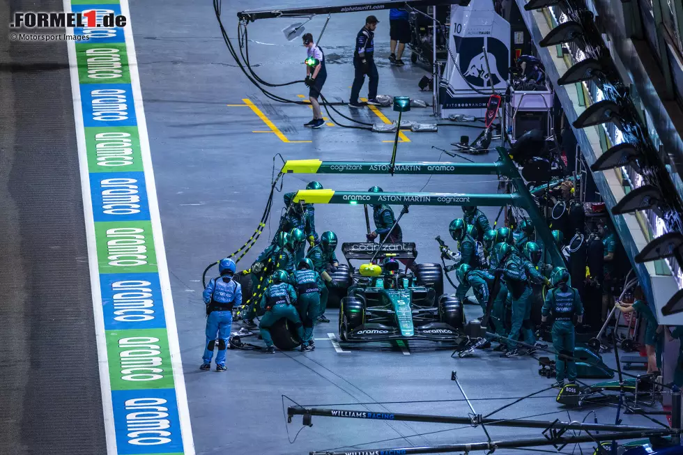 Foto zur News: Sebastian Vettel (2): Hatte einen super Start und fuhr auch danach ein tolles Rennen - bis das Team ihn eben wohl etwas zu früh an die Box holte. Von seiner Seite aus aber definitiv ein starkes Rennen auf einer seiner Lieblingsstrecken. Ein würdiger Vettel-Abschied aus Singapur.